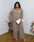 Ленен комплект от shirt и pants с 80% linen и 20% polyester, изображение на елегантен летен облекло.