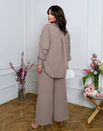 Ленен комплект от shirt и pants с 80% linen и 20% polyester, в светъл цвят, подходящ за летни облекла.