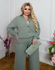 Комплект от linenена shirt и pants от linen blend, бамбукова текстура, светъл цвят, за ежедневно облекло.