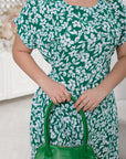 Цветна рокля на цветя от polyester, модел YR, показана на снимка, подходяща за летни и ежедневни облекла.