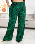 Lightweight three-piece set от polyester и elastane, подходящ за ежедневна носене, показан на изображението.
