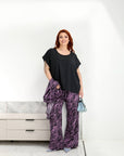 Lightweight three-piece set от polyester и elastane, модел с елегантен дизайн, показан на изображението.