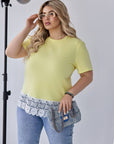 Basic T-shirt with lace от cotton и elastan, подходяща като гащеризон, показана върху модел.