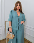 Комплект от linenена blouse с връзки и linenени shorts, подходящ за летни дни, с Beige цвят и комфортен дизайн.