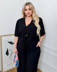 Комплект от linenена blouse с връзки и shorts, женски летен комплект от linen и polyester, стилен и удобен за топло време.