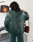 Velvet set with back embroidery, cotton and polyester, stylish and comfortable for everyday use.
