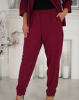 Pantalón de lino con piedras decorativas.