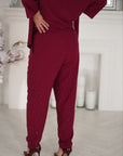 Pantalón de lino con piedras decorativas.