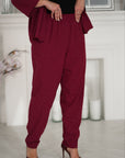 Pantalón de lino con piedras decorativas.