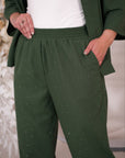 Pantalón de lino con piedras decorativas.