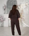 Pantalón de lino con piedras decorativas.