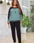 Set with a jumper made from lurex, with polyester, viscose and elastane, in the image.