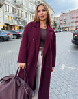 Long faux-cashmere coat with blue, polyester, viscose and wool, model with sleeves and fastening.