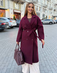 Long faux-cashmere coat in a blend of polyester, viscose and wool, model and texture in the image.