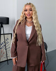 Blazer and wide-leg trouser set in IT style with polyester, viscose and spandex, model in the image.