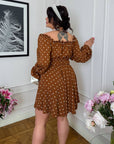 Polka dot short dress от polyester и lycra, с кройка за елегантен и стилен изглед, изображение на модел в рокля.