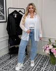 Прозрачна chiffon риза от viscose и polyester, Whiteа, с леко прозрачна тъкан, подходяща за елегантен стил.