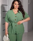 Комплект blouse и pants от polyester, lycra и nylon, в елегантен стил, показан на изображението.