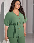 Blouse and trousers set от polyester и lycra, в нежни цветове, показан на изображението.