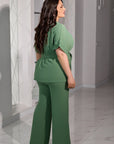 Blouse and trousers set от polyester, lycra и nylon, с елегантен дизайн, подходящ за ежедневна обстановка.