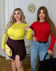Draped blouse от polyester и spandex с елегантен дизайн, показана на модел.
