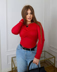 Draped blouse от polyester и spandex, стилна и елегантна, показана на снимката.