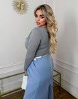 Draped blouse от polyester и spandex, стилна и елегантна, показана на модел, в моден цвят, подходяща за ежедневен стил.