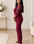 Elegant lace set in polyester, viscose and elastane, with a refined design and fine detailing, suitable for special occasions.