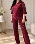 Elegant lace set in polyester, viscose and elastane, with delicate details.