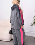 Casual set with bright accents , Compositionен от viscose и cotton, показан в изображението.