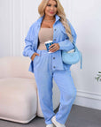 Velvetн комплект от яке и pants, с viscose и cotton, в Beige цвят, показан на модел с модерен стил.