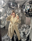 Long mixed-fabric coat in polyester and spandex, with a fashionable design and elegant look.