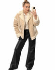 Short combined-fabric coat in polyester and spandex, with an elegant design, suitable for winter and autumn days.