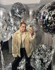 Short combined-fabric coat in polyester and spandex with a modern cut, shown on a model in the photo.