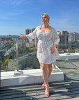 Лятна рокля на цветя от памучна cmес, с флорални мотиви и комфортен крой, подходяща за пролет и лято.