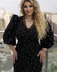 Рокля с буфан Sleeve и точки, изработена от viscose и polyester, подходяща за празнични поводи, на снимката.