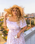 Cotton floral dress с лек дизайн, носена от модел, изработена от 70% cotton и 30% polyester.