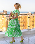 Cotton floral dress с дълги Sleeveи и V-образно деколте, подходяща за летни дни, от марката със Composition 70% cotton и 30% polyester.