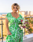 Cotton floral dress с polyester, подходяща за летни ежедневни обличания, показана на модел.