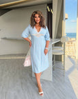 Цветна Knee-length floral dress от viscose и polyester, подходяща за пролетни и летни случаи, с женствен дизайн.
