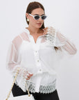 Doorzichtige losvallende blouse met een top