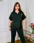 Knit set със cmес от cotton, elastane и polyester, показан на изображението, в неутрални цветове.