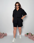 Комплект риза и shorts от polyester и elastane, изображение на модел в ежедневен стил.