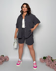 Комплект риза и shorts от polyester и elastane, изображение на комплект с кратки Sleeveи и елегантен дизайн.