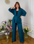 Комплект от linen blend с свободна кройка, съдържа linen 80% и polyester 20%, подходящ за комфортен стил.
