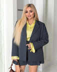Свободна риза от polyester, viscose и spandex, показана на модел с дълги Sleeveи и кройка, подходяща за ежедневен стил.