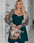Short dress with mesh sleeves от polyester, viscose и lycra, с елегантен дизайн и прозрачни мрежести детайли.
