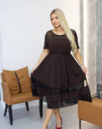 Ausgestelltes Kleid mit Mesh-Einsätzen