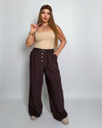Стиlinen дамски pants с декорация от копчета, polyester, viscose и spandex, изображение на модерен модел.