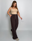Стиlinen дамски pants с декорация от копчета, направен от polyester, viscose и spandex, изображение на модел.